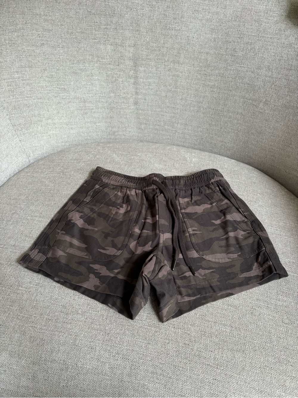 Athleta Women's Olive/Brown Camo Shorts